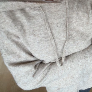 Jättemysig stickad tröja - Jättemysig stickad tröja från Lindex storlek xs men skulle säga att den passar S och kanske M också då den är lite overzised. Använd och lite nopprig som stickad kan bli, men inget jättesynligt. Nypris 400 säljer för 200. Pris kan diskuteras.