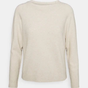 Stickad tröja  - Stickad tröja från Vero Moda! Tröjan är har använts en gång och har ett litet hål på ärmen, som var på tröjan när jag köpte den. Annars så är tröjan i bra skick. Köpt för 219kr, säljs för 90kr!