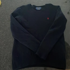 Ralph lauren stickad tröja - Säljer denna snygga Ralph lauren tröja som är stickad med Cable mönster Nypris 1800 mitt pris 399 Storleken är L i barn men passar även XS