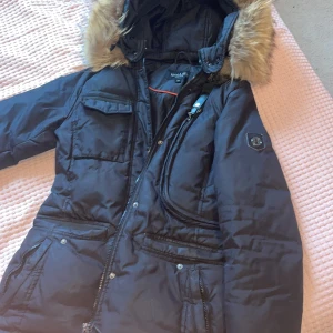 Hollies Vinterjacka Dam  - Säljer min Hollies jacka i storlek 34, jackan är för liten för mig har använt den under 1 vinter. Inga skador samt är det äkta räv-päls   Om du vill se hur jackan sitter på mig så kan du skriva, samt kan priset diskuteras!