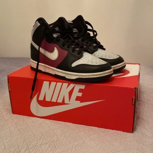 Nike dunk high - Säljer dessa feta Nike dunk high eftersom jag behöver pengar. De är lite använda men inga skador på dem. Nypris är 1349 kr och jag har kvittot kvar. Fråga om du undrar något!!