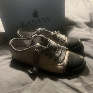 Lanvin  - Tja! Säljer ett par feta lanvin i storlek 37 men är lite stora i storleken. Dem är i rätt bra skick och är använda ungefär 7 gånger.  Priset är inte ristat i sten!.