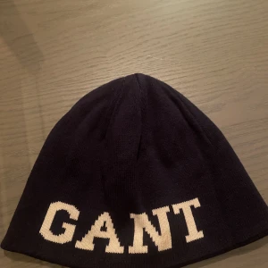 Gant mössa  - Gant mössa  Bra kvalite, gott skick  Äkta  För barn 