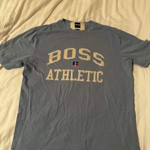 Säljer min Hugo boss t-shirt, köpt på Johnells för nypris ca 600kr. T-shirten är i toppen skick, inga fel på den. Mitt pris 200kr