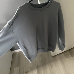 Tjocktröja - En jätte mysig tröja som inte används längre och bara dammar i garderoben❣️ klicka gärna på köp nu🥰