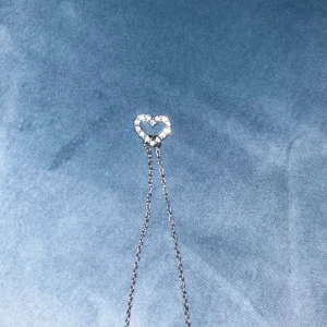 Silverfärgad hjärtarmband - Använt den Max 3 gånger, säljer den då jag inte får någon användning för den 