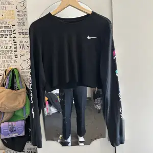 Avklippta lång tröja från Nike med märke på ryggen i storlek S/M. Extrem skön och mysig 