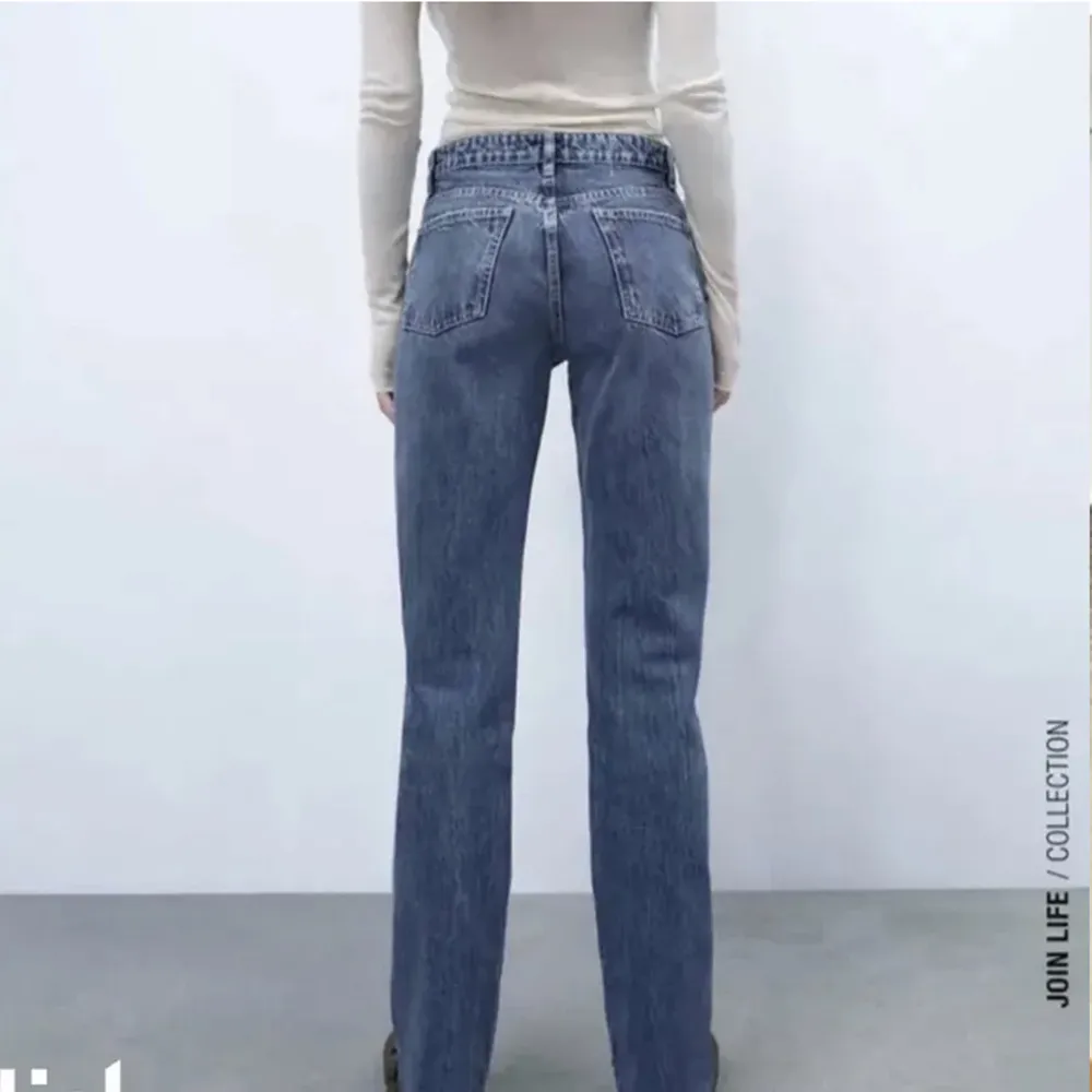 Skitsnygga midrise jeans från zara. Storlek 38. Midjemått 39 cm rakt över. Innerbenslängd 80 cm . Jeans & Byxor.