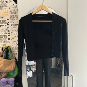 Svart kofta - Svart kofta från Gina Tricot i storlek xs. Den är ribbed och extremt bekväm o h kan bäras på många olika sätt.