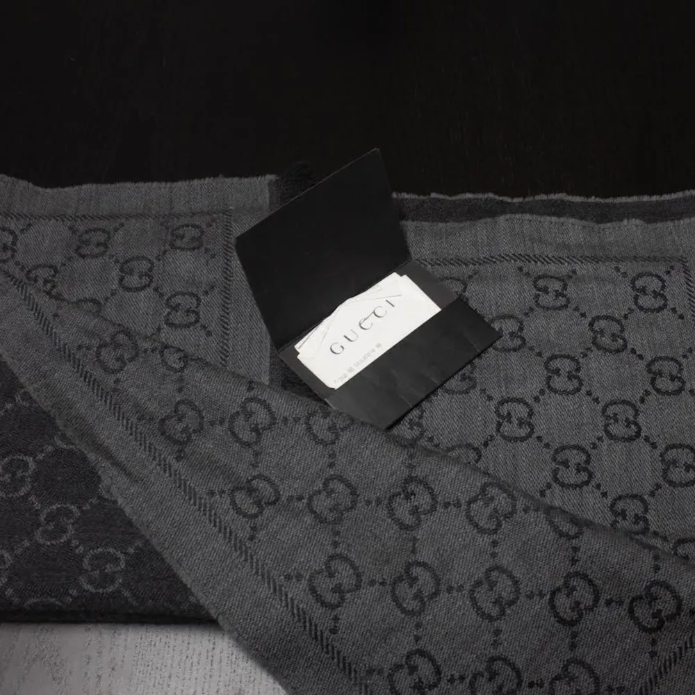 Knappt använd Gucci halsduk den är gott som ny! Kvitto finns.  ORG PRIS 2500kr (Priset går att diskutera) . Övrigt.