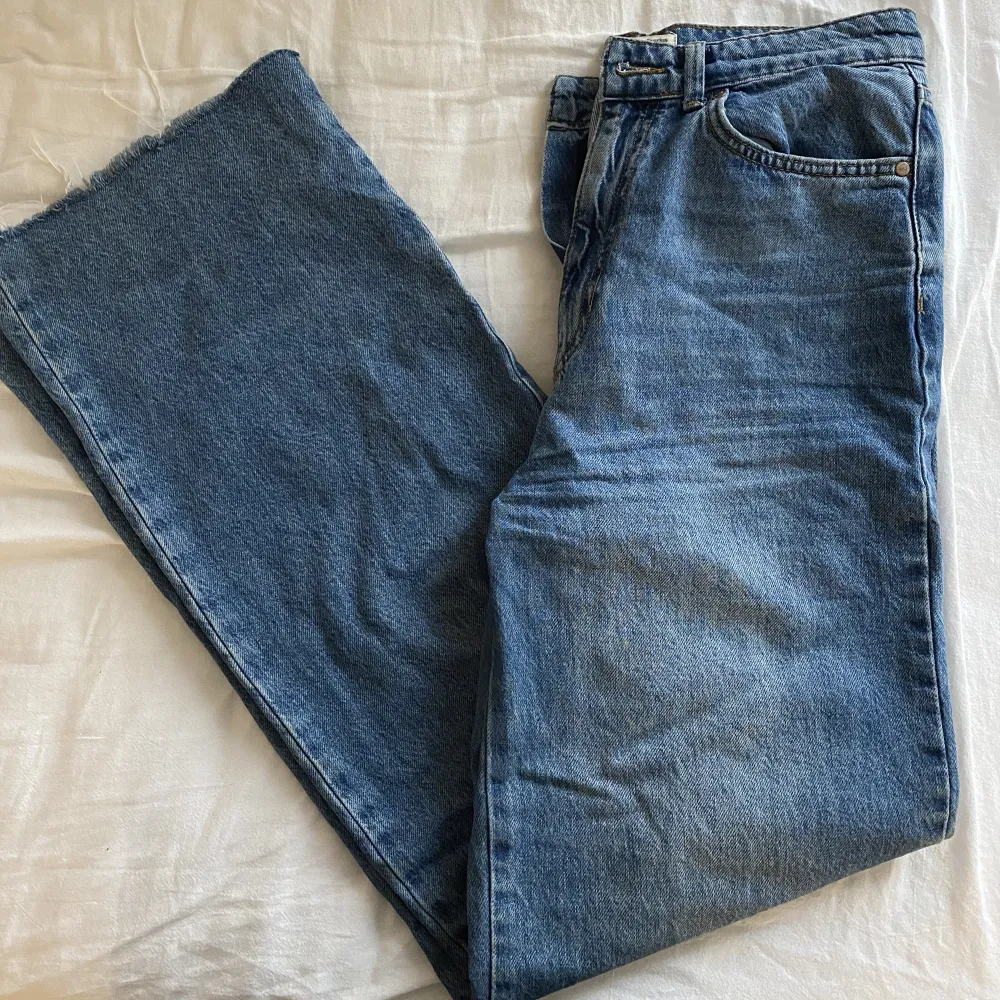 Långa raka jeans, passar mig som är 177cm💘 Jeansen ser väldigt snyggt klippta ut nertill!. Jeans & Byxor.