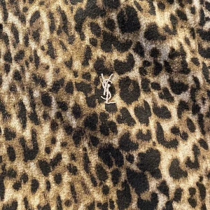 Ysl hoodie - Säljer en nästan oanvänd ysl hoodie alltså är den i nyskick. Nypris ca 10 000kr. Stl L men liten i stl om man vill ha en mer oversized fit. Hör av dig vid eventuella frågor!