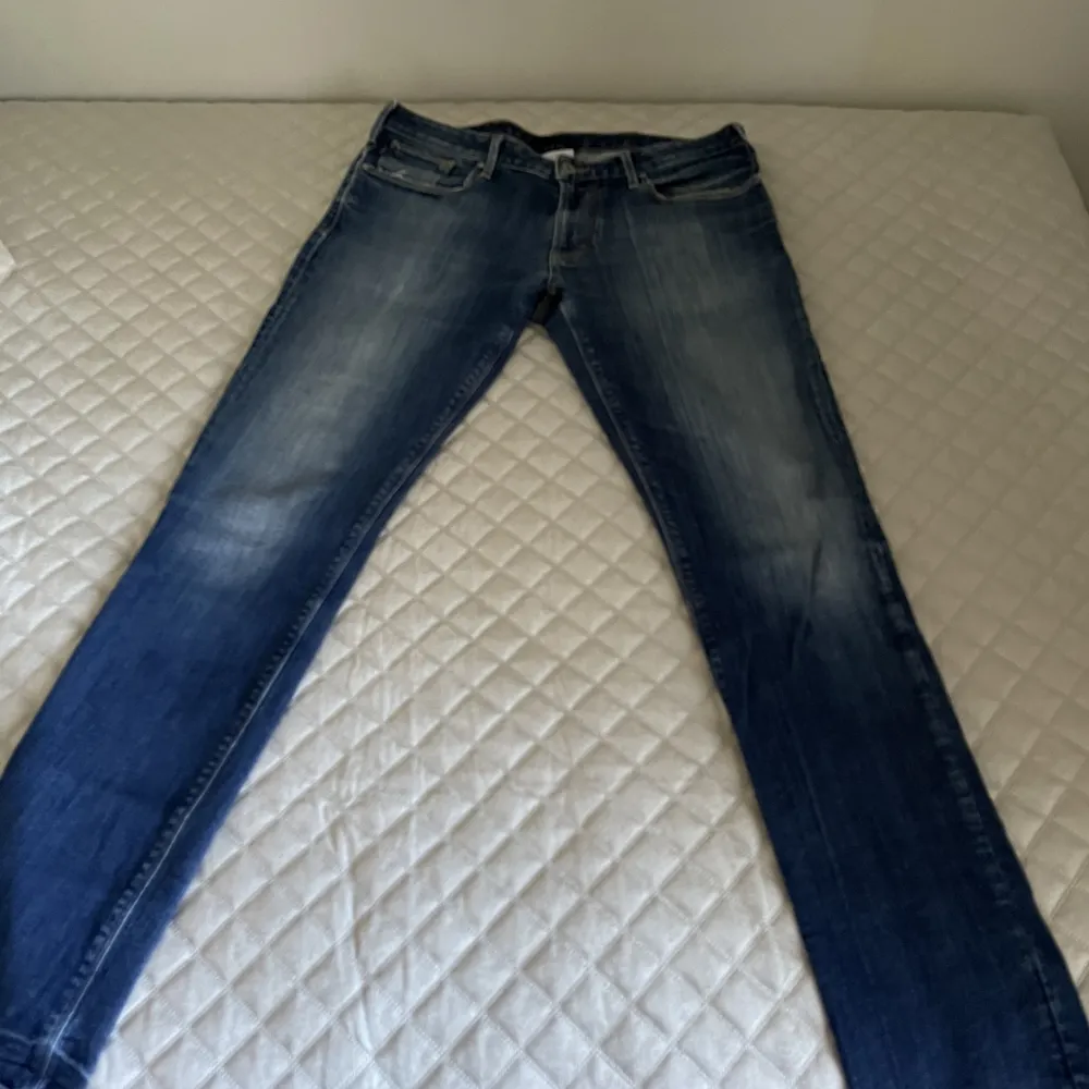 Hej säljer ett par ljusa Armani Jeans som inte passar längre.  Storlek - Midja: 32 & Längd: 34. Jeans & Byxor.