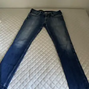 Hej säljer ett par ljusa Armani Jeans som inte passar längre.  Storlek - Midja: 32 & Längd: 34