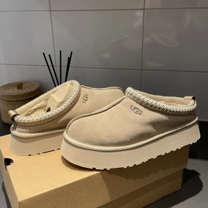 Ugg tazz - Helt nya ugg tazz i färgen mustard seed. Skorna är helt slut online och kostar 3199kr på Mercedes swedens hemsida. Skorna är aldrig använda och kommer med låda. Vi stort intresse får den som budar högst köpa dem.