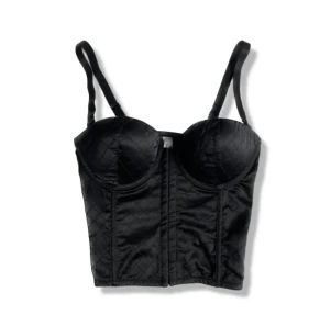 Korsett  - Säljer min jättefina svarta korsett i bra skick, skulle säga den passar C också 