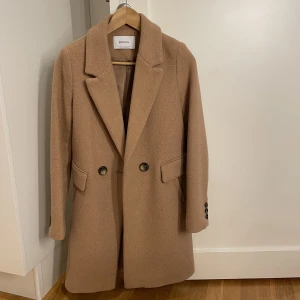 Kappa zalando💗 - Super fin kappa från zalando, märket är stradivarius och jackan köptes för 1099 kronor,  Jackan är i Xs men passar även de som bär S. Den kommer tyvärr inte till användning därav att jag säljer den💗