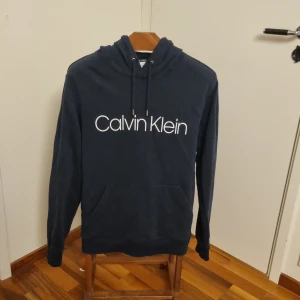 Calvin Klein Hoodie M - Snygg Calvin Kleim Hoodie i storlek M. Skick 4/5. Nypris 800 kr