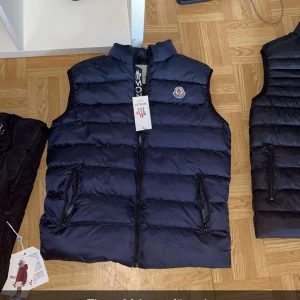 Moncler väst  - Nyskick  Använd 2-3ggr 