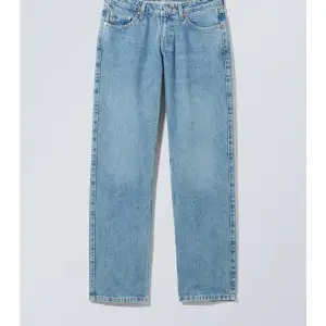Lågmidjade jeans från Weekday i storlek 28/32