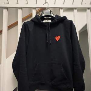 Tja! Säljer en riktigt snygg CDG hoodie i storlek Small (S). Skick 8/10. Säljer pågrund av att jag växt ur den. Ny pris 2195!. Vid fler frågor så skriv privat så svarar jag så fort som möjligt🤝🏽