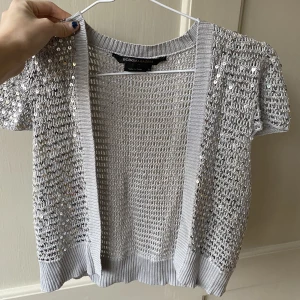 Bolero - Så söt glittrig bolero kofta jättenajs med nåt snyggt linne under❤️