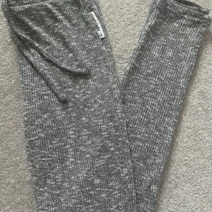 Gymshark loungebyxor - Säljer dessa då de inte används! Är från gymsharks utgångna lounge kollektion!  Storlek S men passar M💖