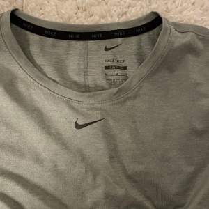 Nike dri-fit slim fit storlek M, använd fåtal gånger, säljer för 50kr