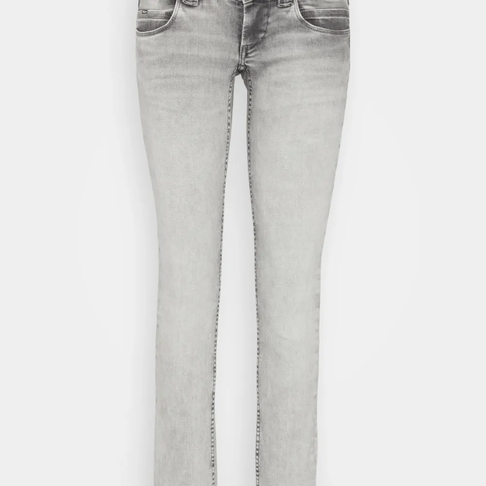 Säljer mina grå pepe jeans då jag tyvärr råkade köpa i fel storlek❣️är öppen för byten❤️. Jeans & Byxor.