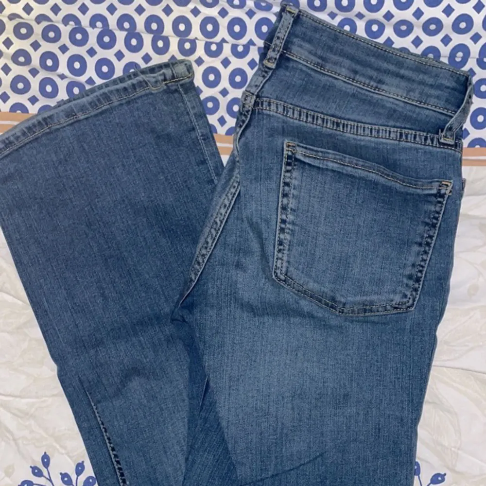 Ett par lågmidjade blåajeans köpta ifrån Zara, de sitter riktigt bra på och är i bra skick. Skriv för mer info eller bilder:). Jeans & Byxor.