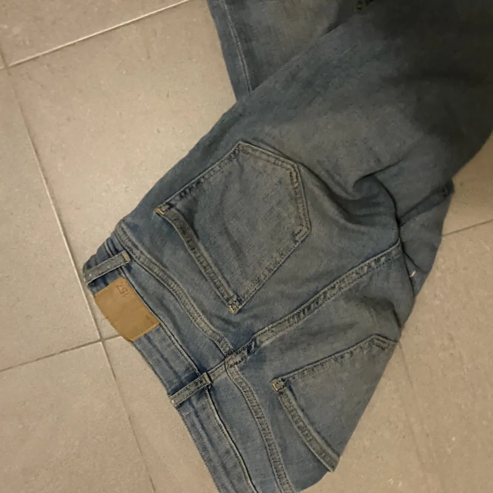 Säljer dessa jeans från lager 157 i modellen low boot storlek xxs, short length. Nypris 400kr . Jeans & Byxor.