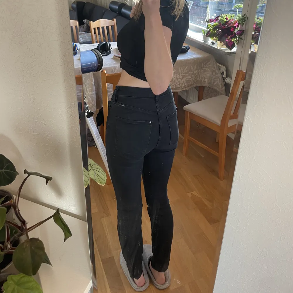 Svarta skinny jeans i storlek 165/ jag är 168 cm. Inte använd på länge då jag har många i samma stil men jag brukar styla de med benvärmare och klackar💕Skriv för mer info/bilder!. Jeans & Byxor.