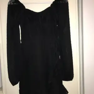 En svart klänning från Hollister. Endast använd 1 gång. 