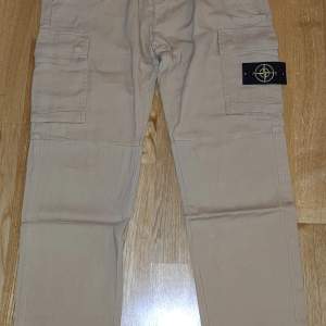 Använda beige Stone Island i storlek 36 Vid frågor kom dm