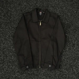 Dickies Eisenhower Jacka - Dickiesjacka i helt nyskick, bara testad på. Säljes pga att den inte kommer till användning. Bara att höra av sig vid frågor eller fler bilder 🤝🏼