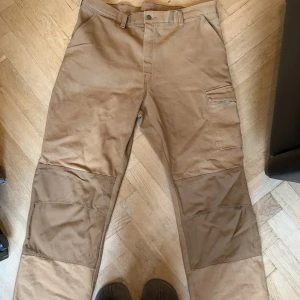 Vintage cargobyxor  - DM innan köp. Riktigt feta vintagebrallor. Cond 9.5/10. Längd 112, midja 47, innersöm 83 (cm). Bara att skriva om du har frågor :)