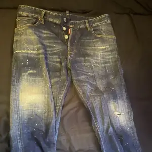 Säljer nu mina Dsquared2 jeans för att dom ej passar mig längre. Köpt i London från Dsquared affären.  Skick 9/10 