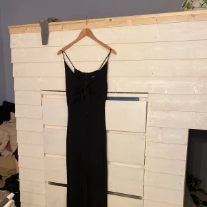 Byxdress och kjolar - En jättefin byxdress från bikbok i svart  och en gul kjol från bikbok och en svart kjol från hm