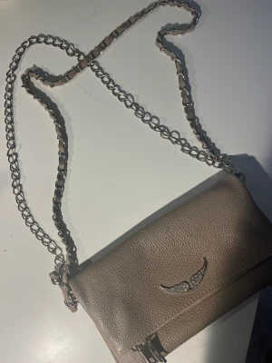 Fake Zadig väska  - Jätte snygg helt oanvänd fake Zadig väska. Väldigt bar skick. Ser inte ut som en fake väska. 