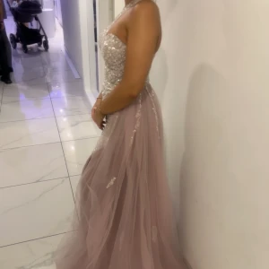 Fest klänning - Rosa&silver fest klänning. Pris går att diskutera.