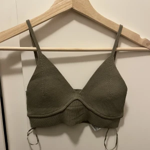 Kort linne - Olivgrön kort topp. Aldrig använd. 