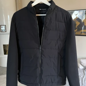 Zara jacka - Säljer min cardigan likande jacka från Zara. Använd ett fåtal gånger, köpt i sommars och är i nyskick. Storlek M. 