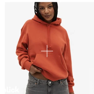 Hoodie - Säljer denna röda hoodie! Perfekt till vintern och julen💗💗💗skriv privat för fler bilder! Nypris är 250kr men säljer för 70kr eftersom den inte kommer till användning! Använd ca 2ggr!