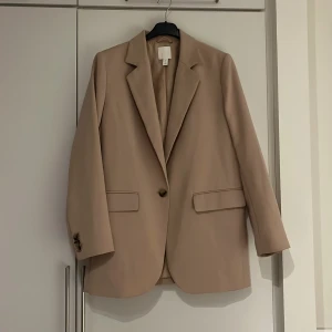 Beige Kavaj  - Storlek 38. Normal passform.