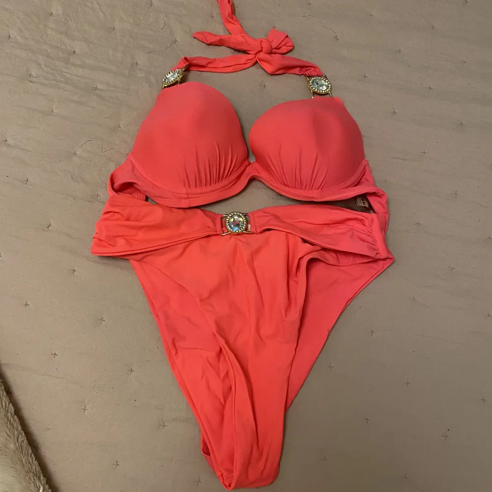 Säljer en super snygg bikini set med underdel i färgen coral. Storlek XL på bikinin och storlek L på underdelen, använd endast en gång så den är som ny. Setet är köpt för 642kr men säljer för 450kr.. Övrigt.