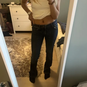 Zara bootcut jeans  - Jätte snygga lågmidjade bootcut jeans från zara! Jätte bra skick!💞