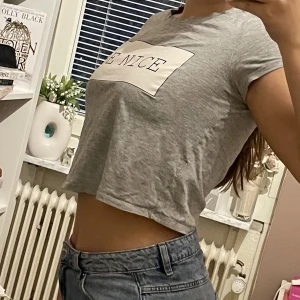 Croptop - Fin Croptop från Cubus. I bra skick. Med tryck ”BE NICE”