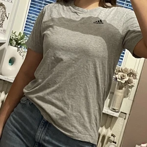 Adidas tröja - Grå adidas tröja. Mycket använd i ganska bra skick. Förutom att loggan smått försvunnit som man kan se i bild 3