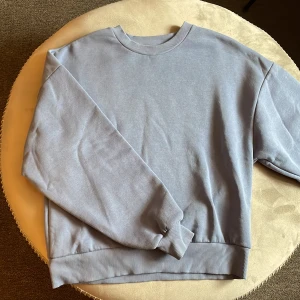 Sweatshirt  - Superskön sweatshirt ifrån ginatricot, aldrig använd🩷🩷
