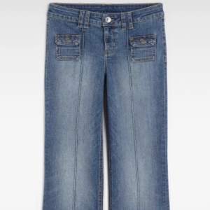 Säljer mina blåa low waist cargo jeans från HM i storlek 36! Fint skick! helt slutsålda